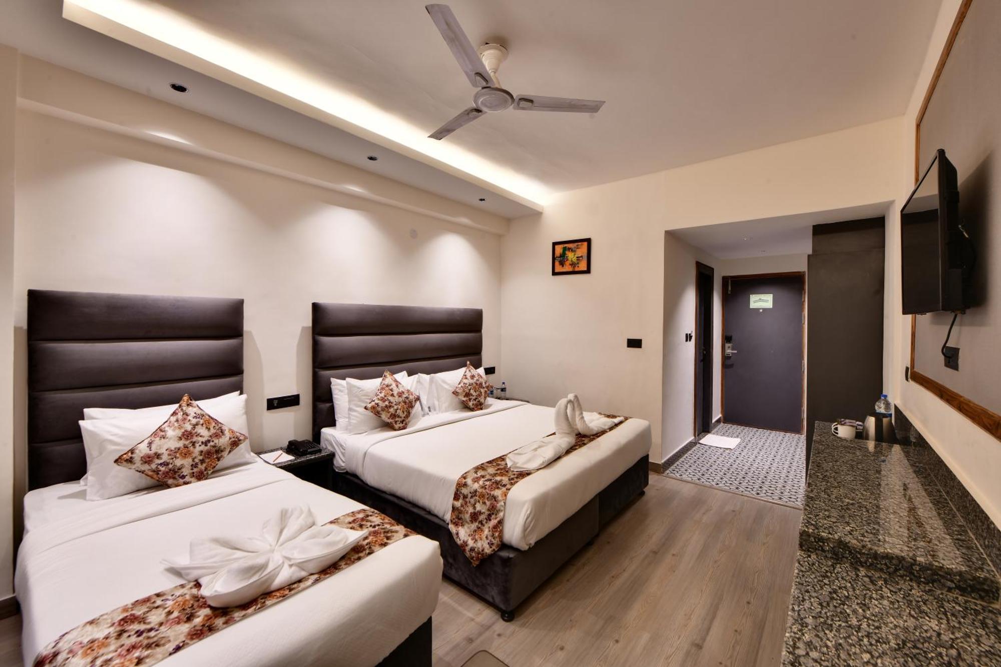 Click Sunburry Hotel Katra Катра Екстериор снимка